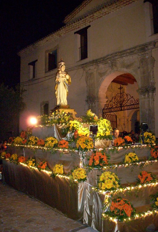 il carro floreale con la statua di Maria